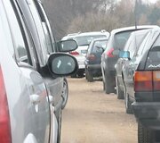 Aplinkkeliu į kapines važiavę automobiliai pateko į spūstis.