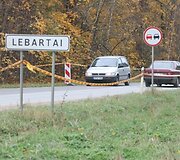Pakelėse automobilių statytis neleista - nutiestos &bdquo;Stop&ldquo; juostos. 