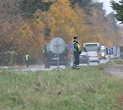 Prie kapinių būdėjo pareigūnai.