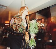 Su gėlėmis garsiajai dizainerei atskuba Daina Bosas.