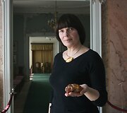 Muziejininkė R.Makauskienė tikina, kad dabar gintaras i&scaron;gyvena renesansą &ndash; jį i&scaron; naujo atranda ir tie, kurie gintarą tapatino tik su karoliais. 