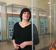 Muziejininkė Regina Makauskienė tikina, kad dabar gintaras i&scaron;gyvena renesansą &ndash; jį i&scaron; naujo atranda ir tie, kurie gintarą tapatino tik su karoliais.