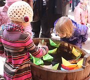 Vaikai mielai plukdė popieriaus laivelius