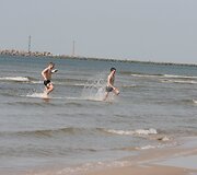 Drąsiausi jau &scaron;oko į jūros bangas.