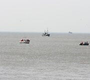 Jūroje, netoli pietinio molo, vienas prie kito dreifavo žvejybiniai laivai. 