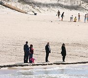 Antradienį pūtęs &scaron;iaurinis vėjas baidė poilsiautojus. Į jūrą bristi niekas nesiryžo. 