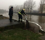 Danės upėje i&scaron;siliejo dyzelinas