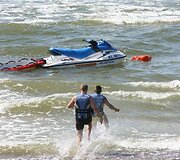 Skubiai prane&scaron;ta apie vandenyje besimakaluojančią moterį. 