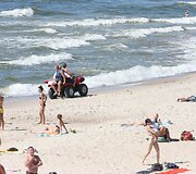 Į Neįgaliųjų paplūdimį, kur pastebėta skęstanti moteris, su gelbėtojais vyksta ir slaugytoja. 
