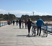Palangoje savaitgalį nestigo svečių: žmonės drąsiau keliavo, lankė kavines ir pramogavo.  