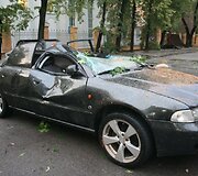 Medžio &scaron;aka stipriai apgadino automobilį