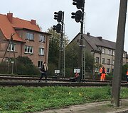 Klaipėdos miesto centre policijos pareigūnai tikrino, kaip žmonės eina per geležinkelio bėgius.