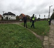 Klaipėdos miesto centre policijos pareigūnai tikrino, kaip žmonės eina per geležinkelio bėgius.