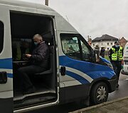Klaipėdos miesto centre policijos pareigūnai tikrino, kaip žmonės eina per geležinkelio bėgius.