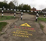 Saugi perėja per geležinkelio bėgius