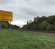 Klaipėdos miesto centre policijos pareigūnai tikrino, kaip žmonės eina per geležinkelio bėgius.