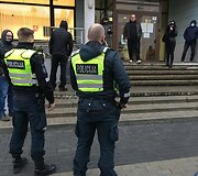 Prie teismo netrukus atvyko ir policijos pareigūnai.