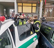 Į automobilį buvo buvo įsodinti du asmenys, vie&scaron;umoje buvę be kaukių.