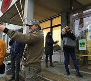 Prie teismo atvyko ir daugiau aktyvistų, pasisakančių prie&scaron; kaukių dėvėjimą.