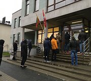 Aktyvistai prie Plungės apylinkės teismo