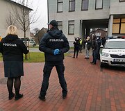 Prie teismo netrukus atvyko ir policijos pareigūnai.