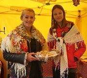 Rusi&scaron;kos virtuvės restorano darbuotojos i&scaron;kepė pyragėlių su kopūstais bei mėsa