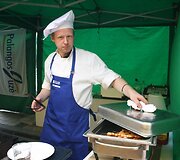 Jūros gėrybių mėgėjams - keptos karali&scaron;kos krevėtės.
