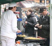 Gerokai po pietų prie paviljonų nusidriekė eilės.