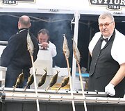 Klaudijus Pakutinskas praeviams siūlė paragauti skumbrės.