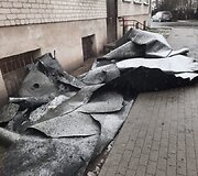 Mokyklos gatvėje nuo daugiabučio nuplė&scaron;ta dalis stogo.