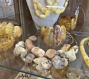 Algio Pociaus sukurti gintariniai papuo&scaron;alai