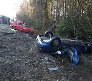Nuo kelio nuriedėjo keturi automobiliai