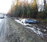 Nuo kelio nuriedėjo keturi automobiliai