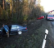 Nuo kelio nuriedėjo keturi automobiliai