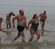Sveikuoliai mėgavosi maudynėmis