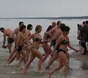 Sveikuoliai mėgavosi maudynėmis