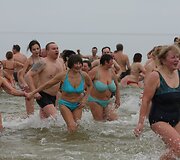 Sveikuoliai mėgavosi maudynėmis