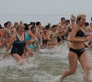 Sveikuoliai mėgavosi maudynėmis