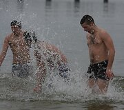 Sveikuoliai mėgavosi maudynėmis