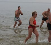 Sveikuoliai mėgavosi maudynėmis