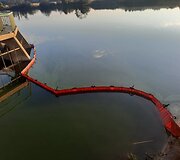 Kretingos rajone pastebėti i&scaron;tekėję ter&scaron;alai Padvarių tvenkinyje, tar&scaron;a teka Akmena 