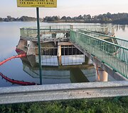 Kretingos rajone pastebėti i&scaron;tekėję ter&scaron;alai Padvarių tvenkinyje, tar&scaron;a teka Akmena 
