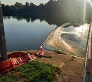 Kretingos rajone pastebėti i&scaron;tekėję ter&scaron;alai Padvarių tvenkinyje, tar&scaron;a teka Akmena 