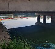 Kretingos rajone pastebėti i&scaron;tekėję ter&scaron;alai Padvarių tvenkinyje, tar&scaron;a teka Akmena 