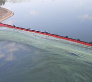 Kretingos rajone pastebėti i&scaron;tekėję ter&scaron;alai Padvarių tvenkinyje, tar&scaron;a teka Akmena 