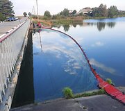 Kretingos rajone pastebėti i&scaron;tekėję ter&scaron;alai Padvarių tvenkinyje, tar&scaron;a teka Akmena 