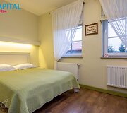 Nekilnojamo turto skelbimų portaluose galima pasižvalgyti po &bdquo;Gamtos perlo&ldquo; interjerą. Pabrėžiama, kad vie&scaron;butis įrengtas provanso stiliumi.