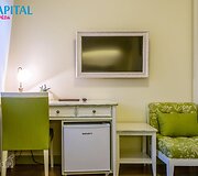 Nekilnojamo turto skelbimų portaluose galima pasižvalgyti po &bdquo;Gamtos perlo&ldquo; interjerą. Pabrėžiama, kad vie&scaron;butis įrengtas provanso stiliumi.