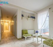 Nekilnojamo turto skelbimų portaluose galima pasižvalgyti po &bdquo;Gamtos perlo&ldquo; interjerą. Pabrėžiama, kad vie&scaron;butis įrengtas provanso stiliumi.