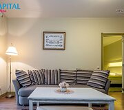 Nekilnojamo turto skelbimų portaluose galima pasižvalgyti po &bdquo;Gamtos perlo&ldquo; interjerą. Pabrėžiama, kad vie&scaron;butis įrengtas provanso stiliumi.